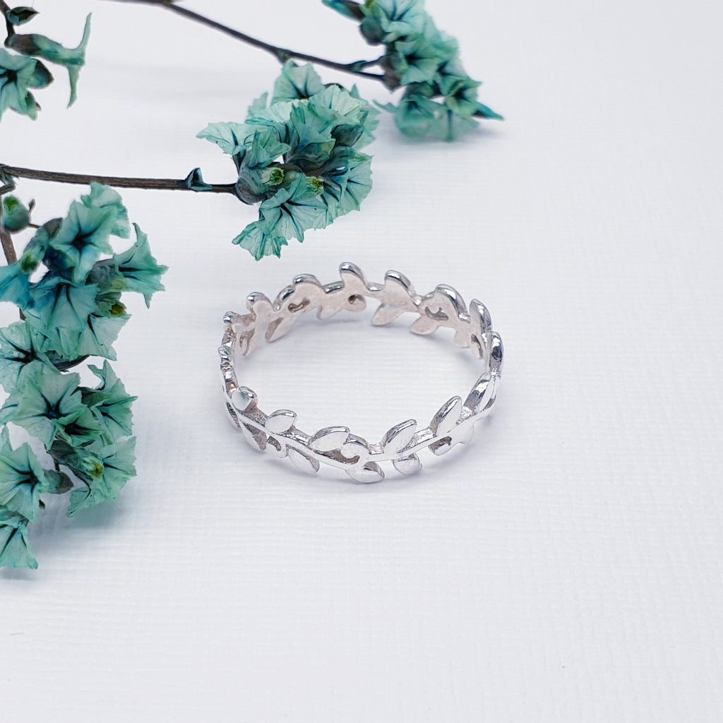 This ring has a delicate and intricate Sterling Silver band, that has been hand worked in into a creeping vines design. A beautiful nature inspired design, ideal as a complement for summer outfits or any other occasion.