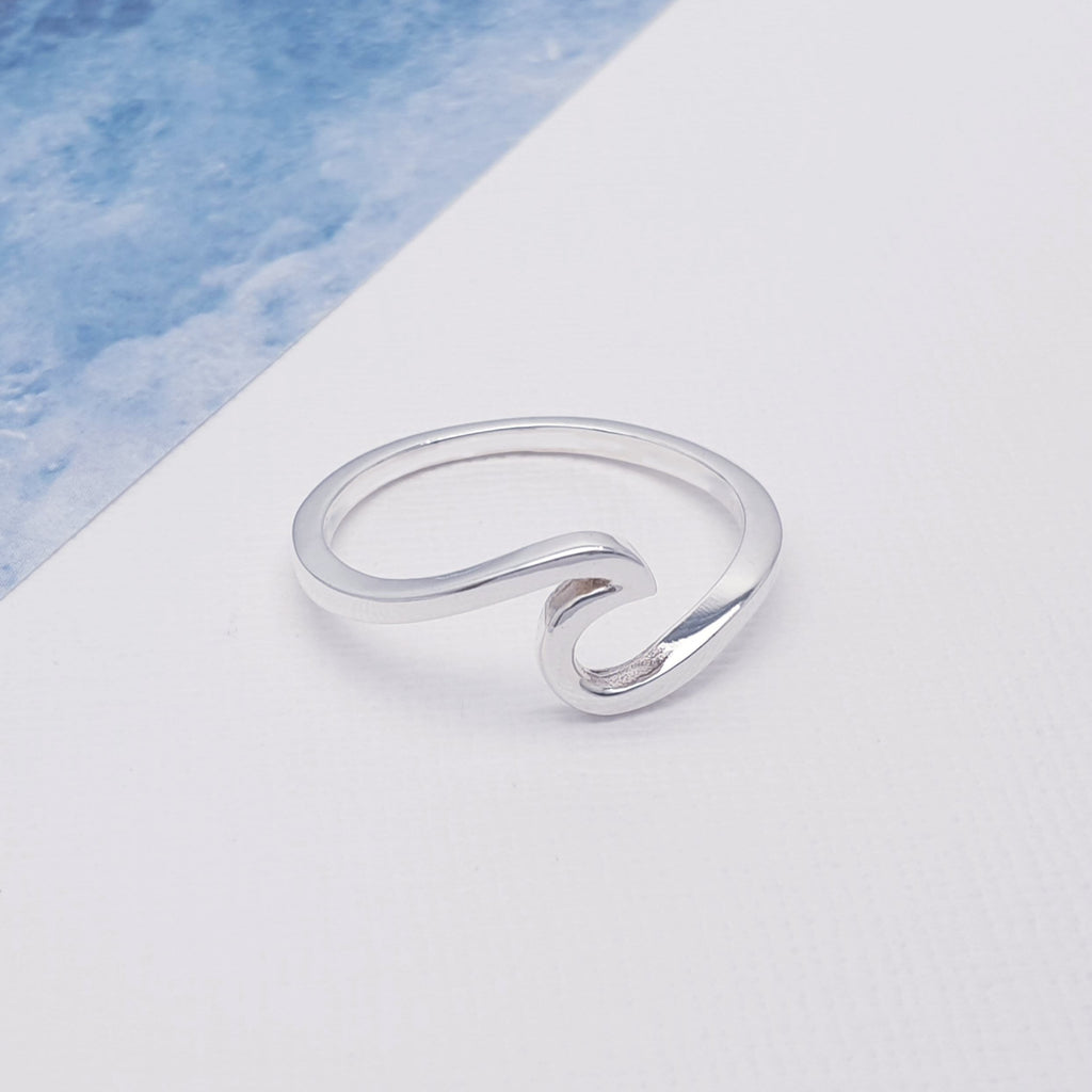 This gorgeous ring features a beautiful Sterling Silver wave-like design that wraps comfortably around the finger. An adorable piece of ocean inspired jewellery, this is perfect for anyone who loves the sea or as an addition to your beachwear look.