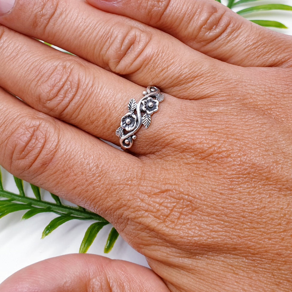 Pretty Rings Vines Sterling Silver Flowers on Vine Ring - Size M1/2 β Silver Scene