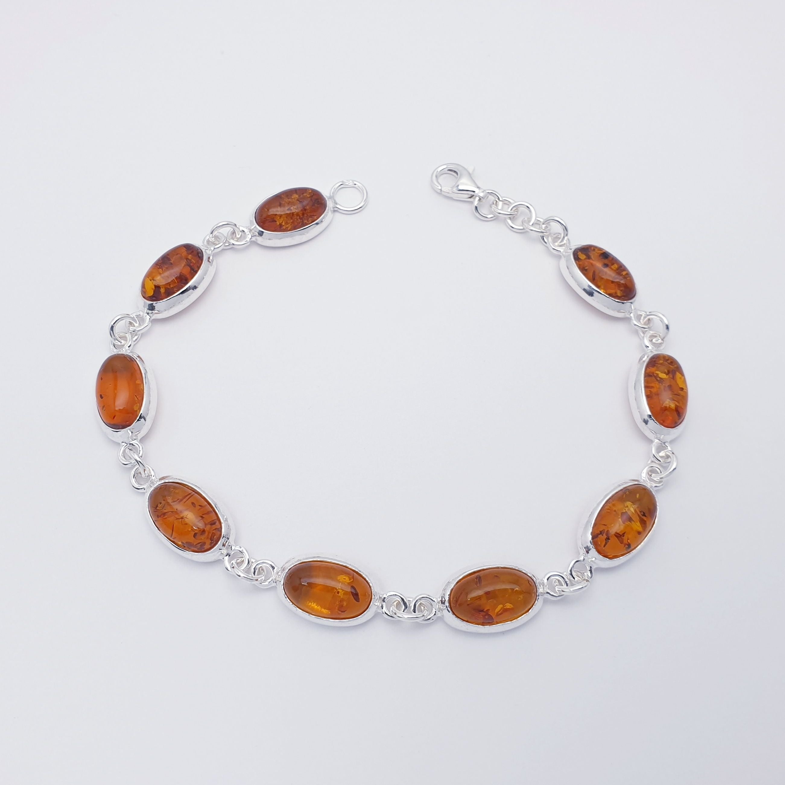 Sold Price: Een zilver met gouden armband bezet met diverse edelstenen Sold Price: Een zilver met gouden armband bezet met diverse edelstenen