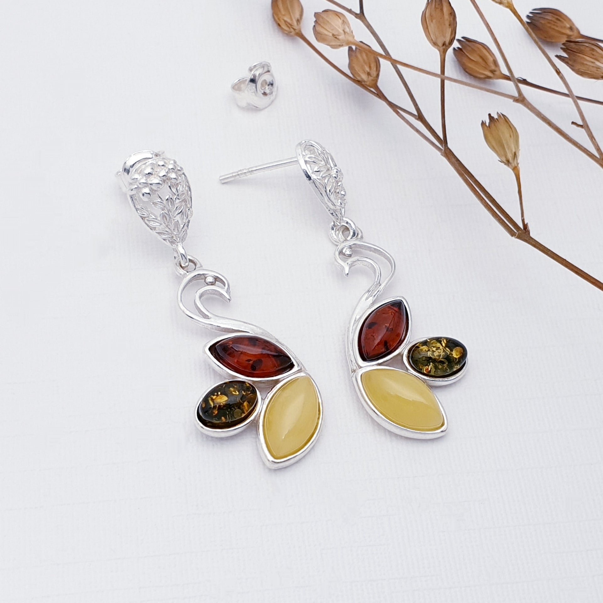 Orecchini otto in argento rodiato con ambra