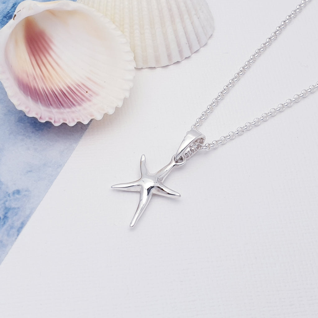 This pendant features a gorgeous 3D detailed starfish. An adorable piece of ocean life jewellery, this is perfect for anyone with a love for marine animals or as an addition to your beachwear look.