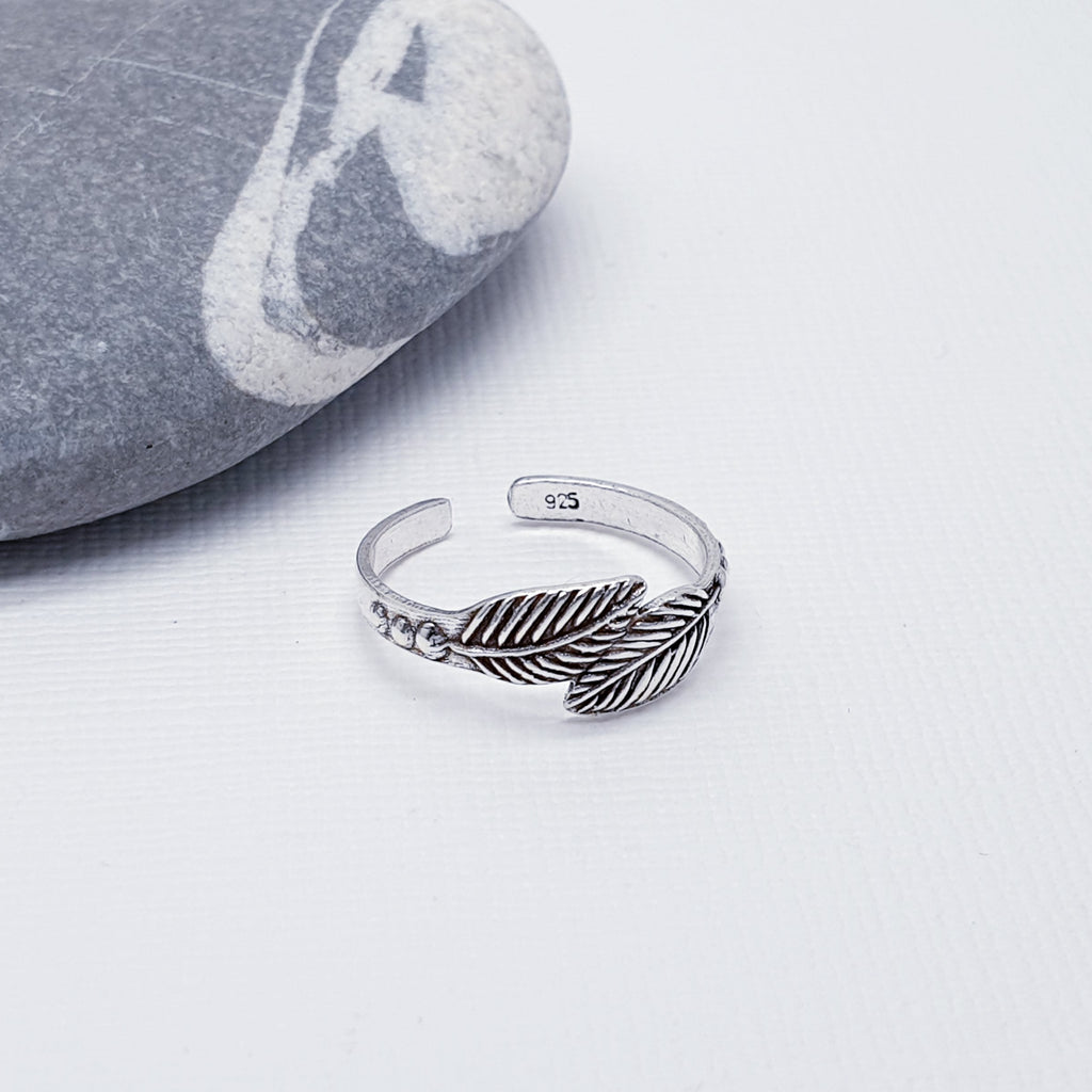 A gorgeous design, this toe ring features two beautifully detailed feathers that elegantly wrap around the toe. Open at the back, this toe ring is adjustable and should fit most toes. 