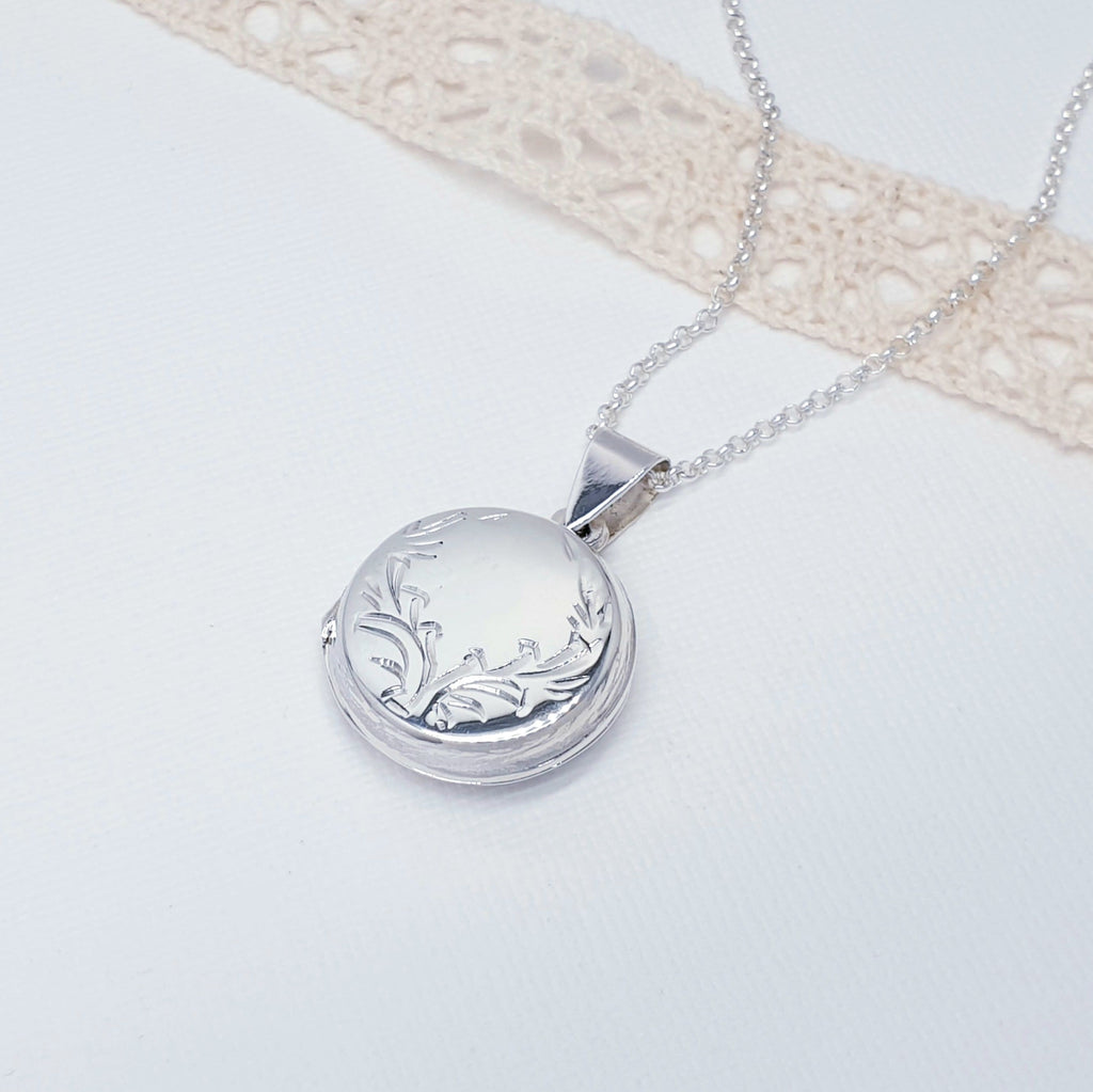 Our round locket features a beautiful, engraved garland from the bottom center of the pendant, making this locket a stylish and treasured gift for any friend or loved one. 