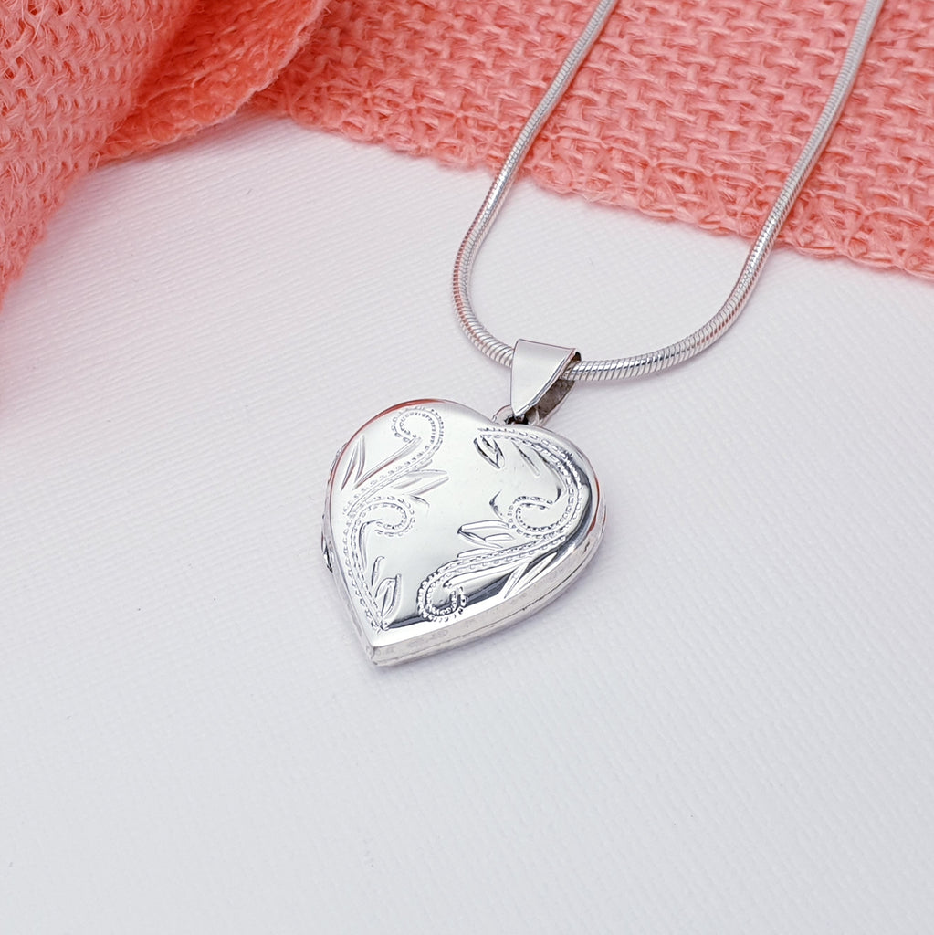 This heart locket features beautiful, engraved swirl detailing, on the front of the pendant, making this locket a stylish and treasured gift for any friend or loved one.
