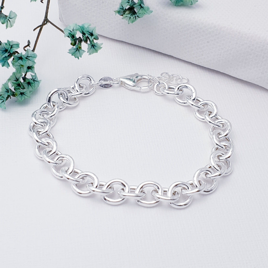 Our beautiful Sterling Silver Belcher Link Bracelet is perfect for everyday wear or special occasions.  This design features oval links that are connected one by one, creating the classic, stylish Belcher style. 