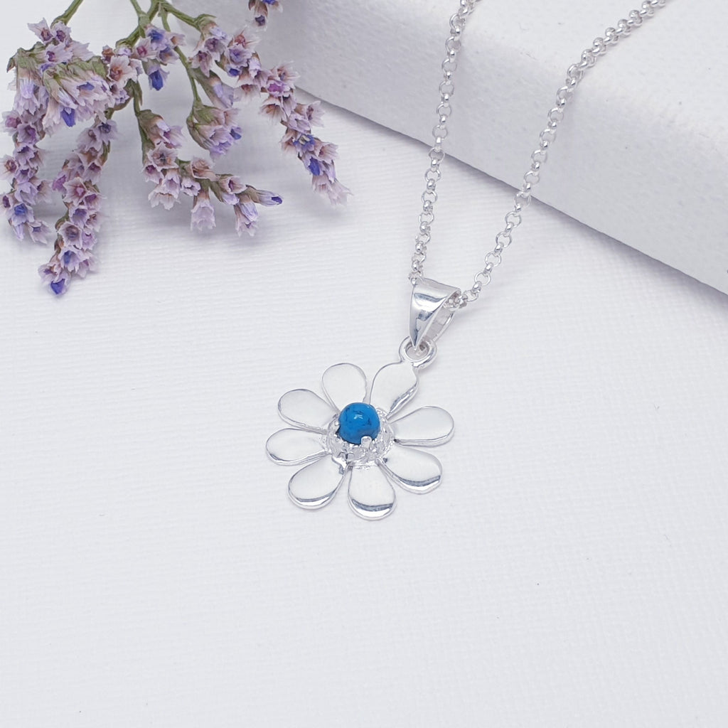 This pendant features a round cabochon Turquoise stone. The Turquoise stone is highlighted by decorative Silver petals creating a detailed daisy.  A beautiful little pendant, this is bound to become an everyday favourite.
